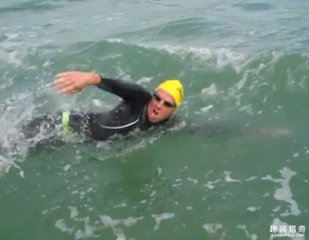 英游泳運(yùn)動(dòng)員橫渡英吉利